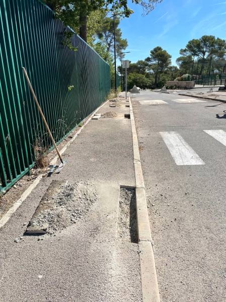 Pose de bordures anti-stationnement en béton dans le 13